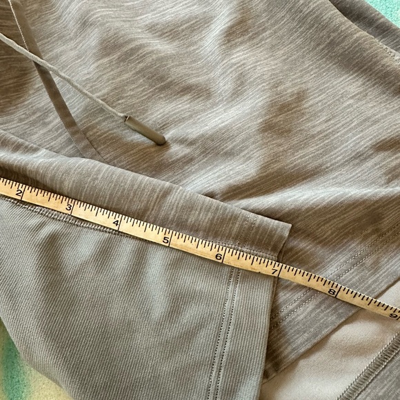 Lululemon T H E Shorts Size Medium Unlined Gray Print Gym Workout Athletic 7” - Picture 4 of 6